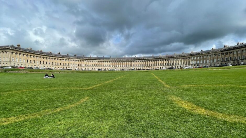 Βασιλιάς Κάρολος: Βρετανοί πολίτες σχημάτισαν στο γκαζόν της Βασιλικής Ημισελήνου έναν φαλλό λίγο πριν τη στέψη