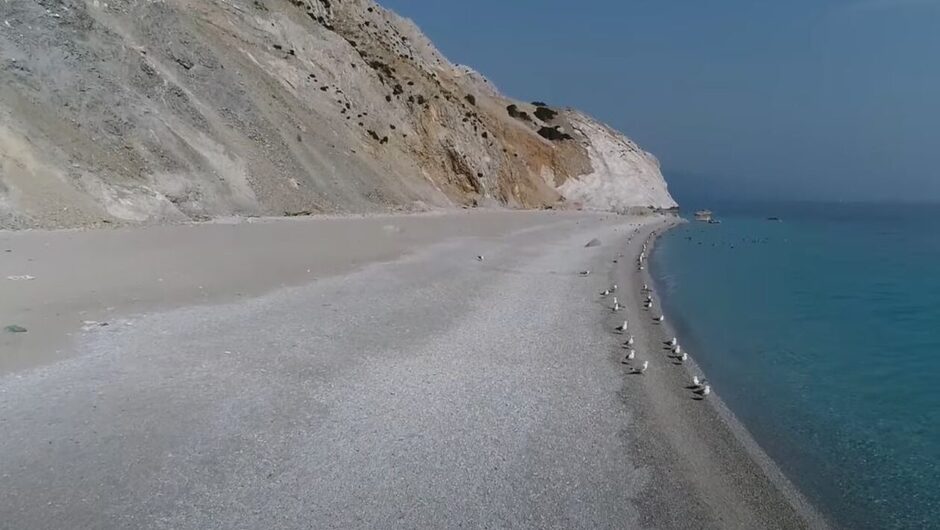 Η ελληνική παραλία που απαγορεύεται να πάρεις βότσαλο μαζί σου