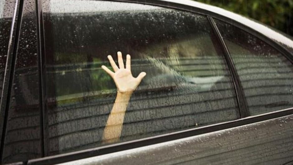 Οι περιπτώσεις σοκ των γονιών που ξέχασαν το παιδί τους στο αυτοκίνητο