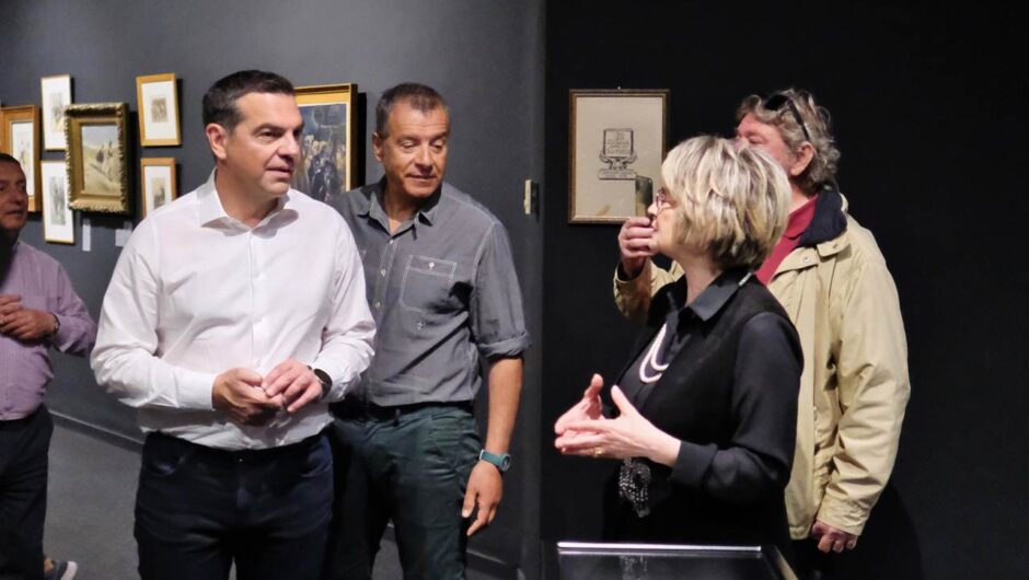 Λάρισα: Τσίπρας και Θεοδωράκης «πρωταγωνιστούν» μπροστά στη Δημοτική Πινακοθήκη (φωτ.)