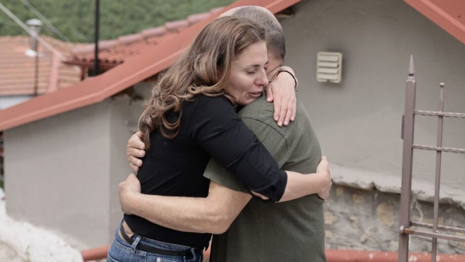 Μπέττυ Μπαζιάνα: Συναντήθηκε με συγγενείς θυμάτων της τραγωδίας των Τεμπών