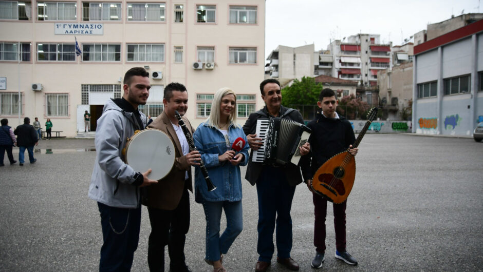 Υπό τους ήχους του κλαρίνου ψηφίζουν οι Λαρισαίοι – Δείτε φωτ. και το απολαυστικό βίντεο