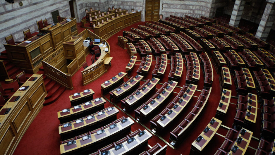 Οι συνταγματικές εμμονές του Μητσοτάκη και το DNA των πιθήκων