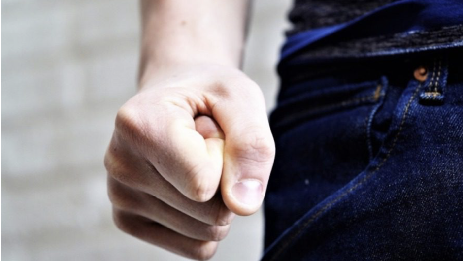 Νεαρός Λαρισαίος έσπασε στο ξύλο την μητέρα του και την άφησε ημιλιπόθυμη