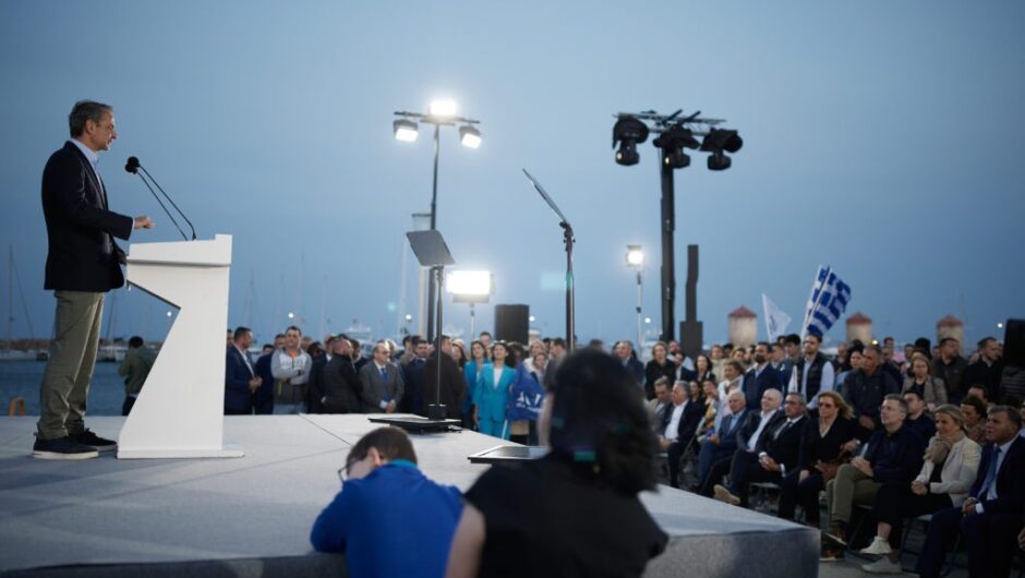 Στον εθνικισμό και την κινδυνολογία το ρίχνει ο Μητσοτάκης για να διασωθεί