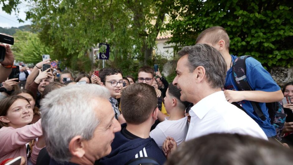Κυριάκος Μητσοτάκης / Η στημένη υποδοχή από μαθητές – «Ελάτε εδώ για το πλάνο» (βίντεο)
