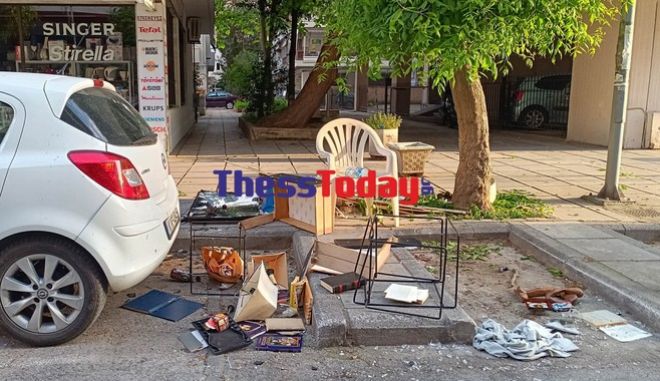 Θεσσαλονίκη: Άνδρας πέταξε ντουλάπια, καρέκλες και τηλεόραση από το μπαλκόνι – Φθορές σε ΙΧ και καταστήματα