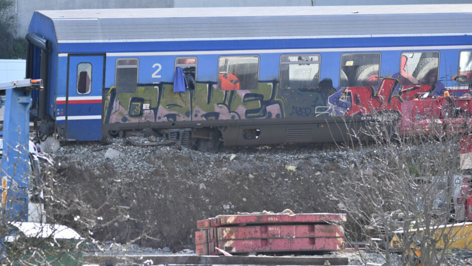 Τέμπη: Καθυστερήσεις στην παράδοση στοιχείων – Τι έχουν ζητήσει και δεν έχουν λάβει οι πραγματογνώμονες οικογενειών