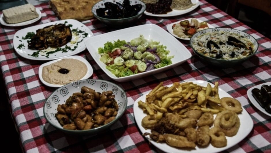 Η ελληνική κουζίνα στη 2η θέση του κόσμου: Ποια παραδοσιακά φαγητά ξεχώρισαν