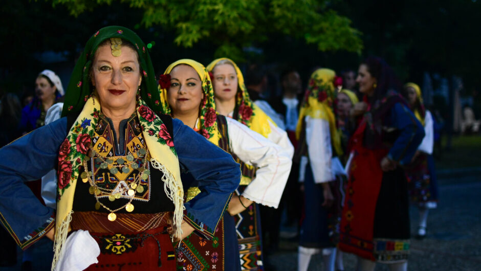 Λάρισα: Η Φιλιππούπολη γιορτάζει την Αγία Τριάδα – Πλήθος κόσμου στην πλατεία (φωτ. & βίντεο)