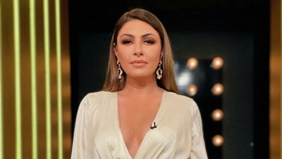 Φυσική, με το μαγιό της & το χέρι στην… κοιλιά: Η γυναικάρα Έλενα Παπαρίζου αποστομώνει όσους τη λένε “χovτρή”