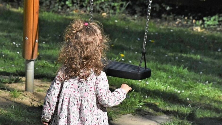 Συναγερμός στη Λάρισα: Βρήκαν παιδί 1,5 ετών να περιφέρεται μόνο του σε πάρκο!
