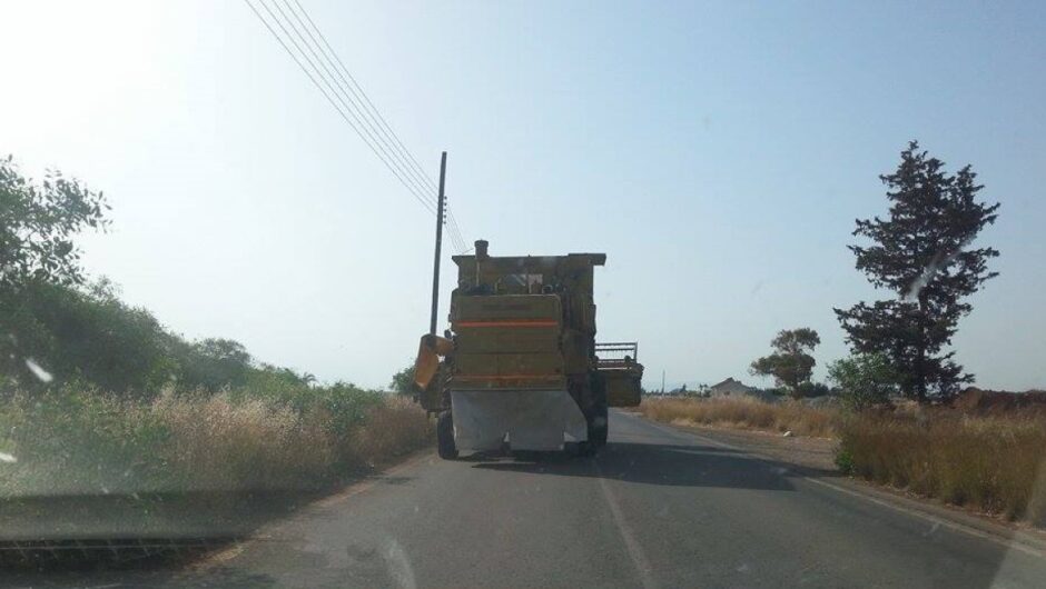 Θεριστικές και ΙΧ σε δρόμους της Θεσσαλίας