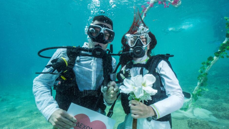 Γαμήλιες τελετές στο βυθό της Αλοννήσου – Εντυπωσιακές υποβρύχιες φωτογραφήσεις γάμου