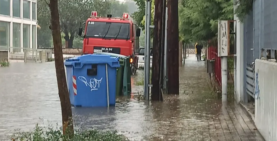 Τρίκαλα: Η πυροσβεστική βγάζει τα παιδιά από πλημμυρισμένο σχολείο