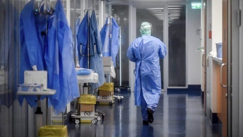 Γιατρός από τη Λάρισα βρέθηκε στην Αγγλία: «Αλλιώς τα φανταζόμουν, αλλιώς τα βρήκα» – Οι «μισθάρες», τα μηνύματα και η αλήθεια του
