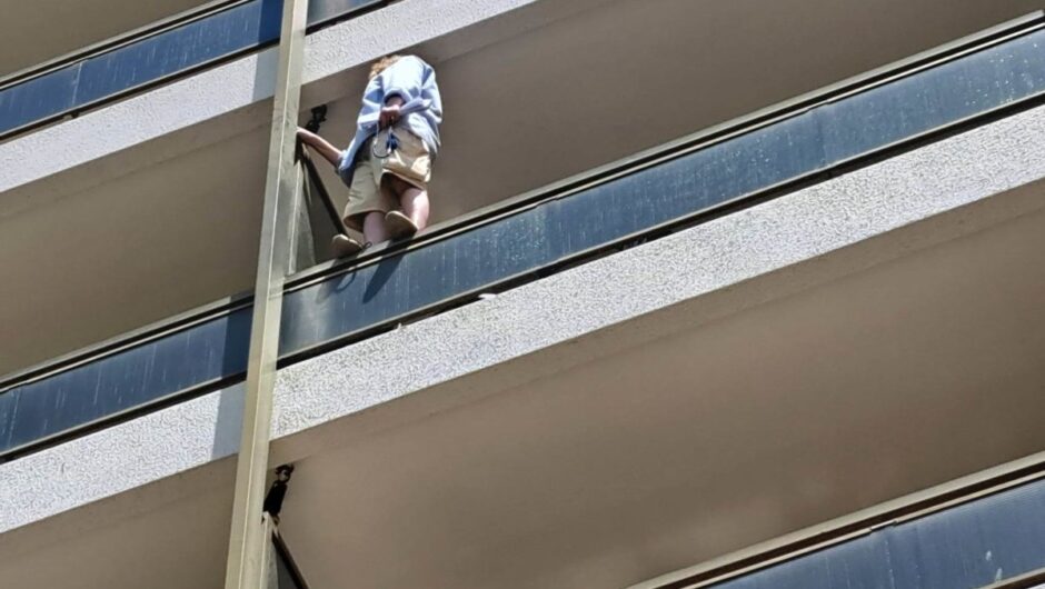 Γυναίκα απειλεί να πέσει από μπαλκόνι ξενοδοχείου στο κέντρο της Λάρισας (φωτ.)