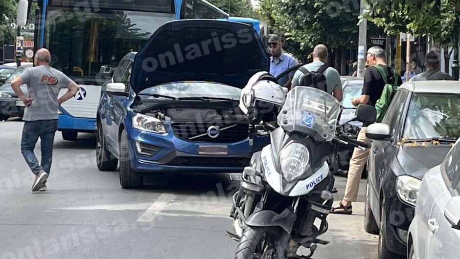 Κυκλοφοριακό «έμφραγμα» στο κέντρο της Λάρισας λόγω ηλεκτρικού αυτοκινήτου που “έμεινε” και δεν μετακινείται με τίποτα… Ουρά τα αυτοκίνητα (φωτο)