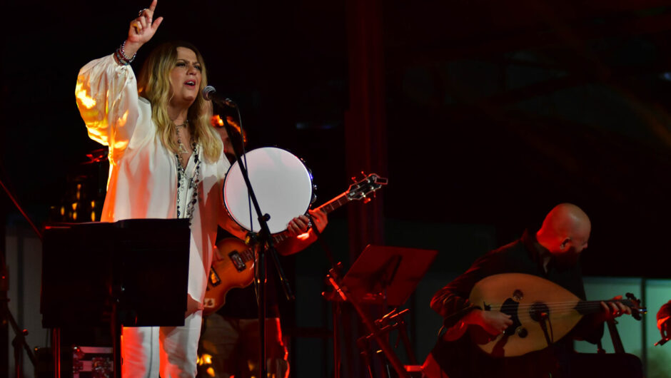 Η Ελένη Τσαλιγοπούλου «ξεσήκωσε» τη Σκεπαστή Αγορά Νεάπολης (φωτο. & βίντεο)