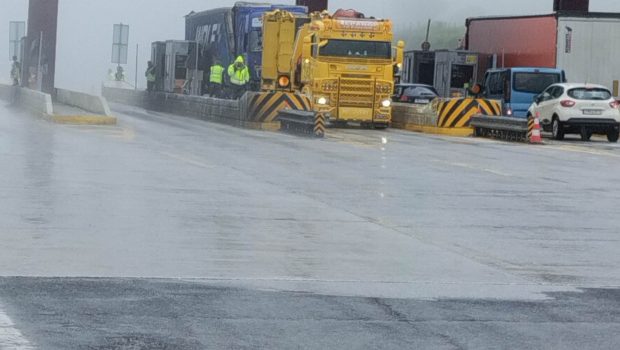 Νταλίκα έπεσε στα διόδια Πολυμύλου – Δείτε φωτογραφίες και βίντεο