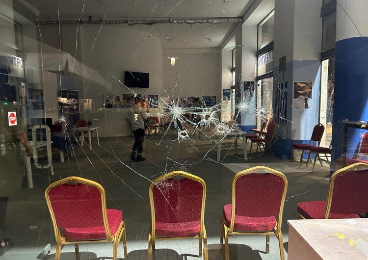 Βόλος: Επίθεση κουκουλοφόρων με βαριοπούλες στο εκλογικό κέντρο της ΝΔ (εικόνες)
