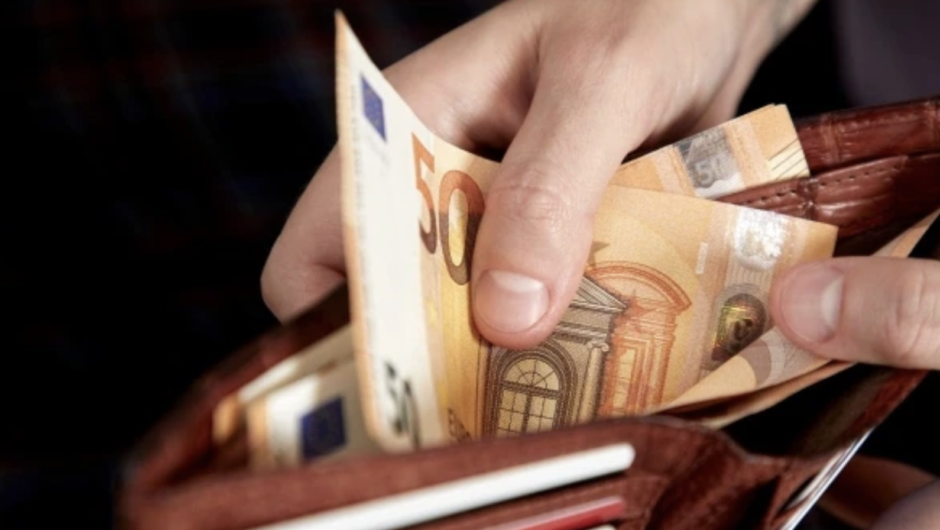 Έφερε τα πάνω κάτω ευσυνείδητος οδηγός λεωφορείου στη Λάρισα για να βρει ποιος ξέχασε παχυλό πορτοφόλι στο αστικό!