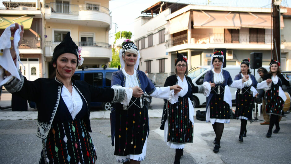 Λάρισα: Εκδήλωση χορευτικών τμημάτων στην πλατεία Αμπελοκήπων (φωτ. & βίντεο)