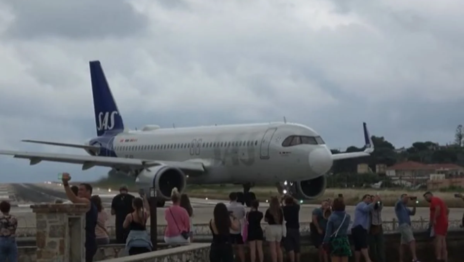 Σκιάθος: Τρομακτική απογείωση αεροπλάνου – Όσα συνέβησαν (βίντεο)