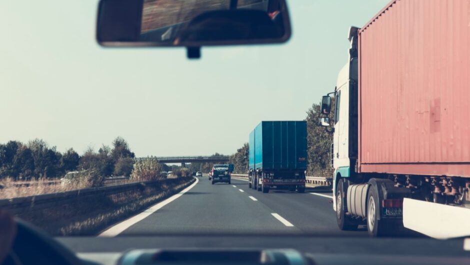 Συλλήψεις στη Θεσσαλονίκη: Αντέγραφε με «ψείρα» στο αυτί για να πάρει επαγγελματικό δίπλωμα οδήγησης