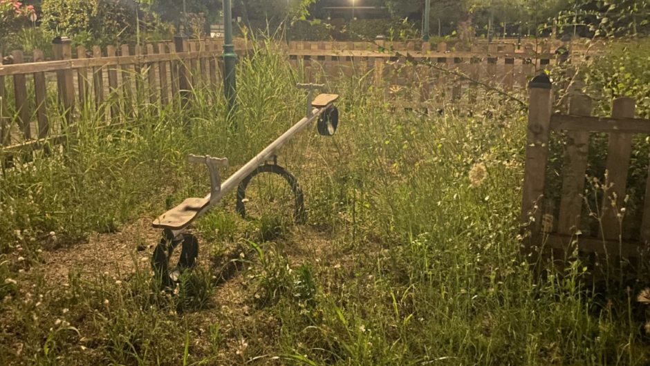 Λάρισα: Πήγε με τα παιδιά της σε παιδική χαρά παραλίου κι έφυγε άρον – άρον γιατί θύμιζε… ζούγκλα (φωτό)