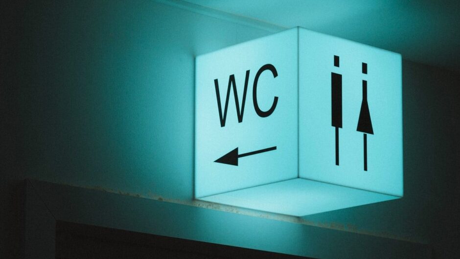 Ουρολόγος προειδοποιεί: Τα 3 λάθη που κάνουμε στην τουαλέτα και βλάπτουμε την ουροδόχο κύστη