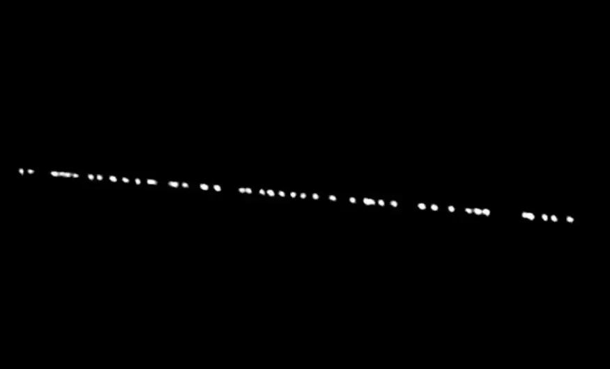 Δεν ήταν τελικά UFO: Παράξενα φώτα στον ουρανό έβγαλαν στους δρόμους τους κατοίκους της Εύβοιας – Ήταν τελικά δορυφόροι του Μασκ