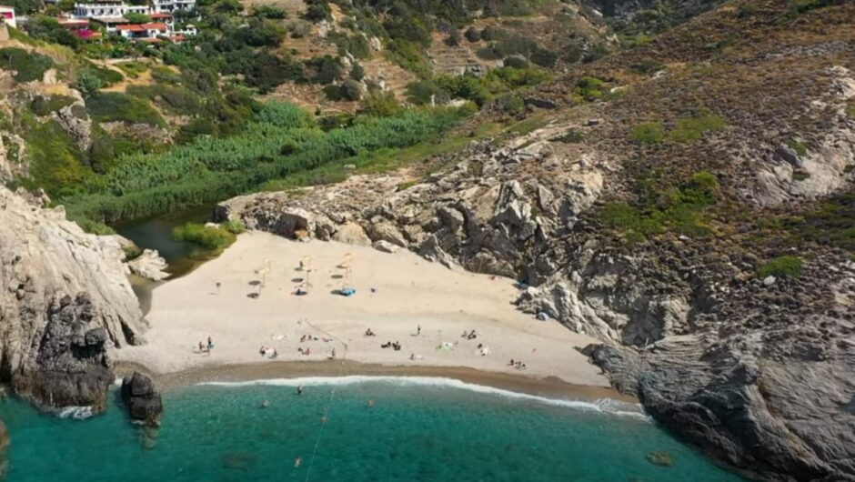 Η πιο επικίνδυνη παραλία της Ελλάδας – Διαθέτει σχοινί ασφαλείας (Βίντεο Drone)