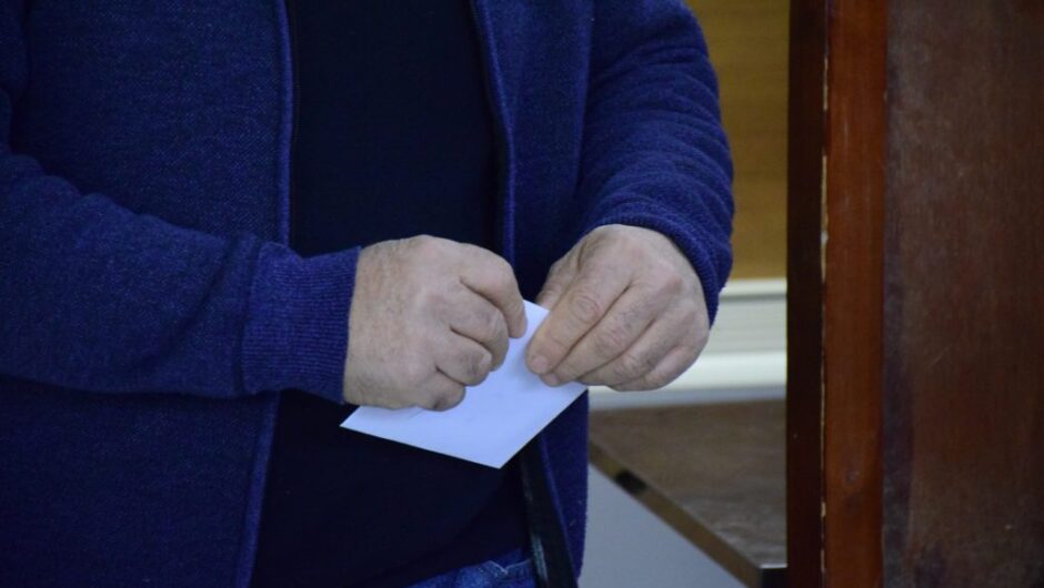 Δημοσκόπηση: Κοντά στις 20 μονάδες η διαφορά ΝΔ – ΣΥΡΙΖΑ – Επτακομματική βουλή