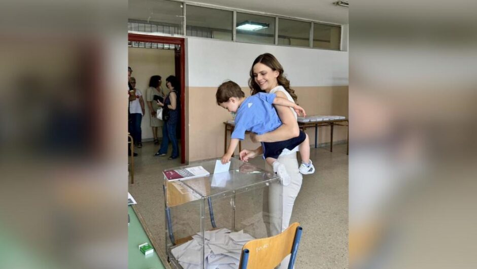 Έφη Αχτσιόγλου / Ο μικρός γιος της έριξε το ψηφοδέλτιο στην κάλπη – «Ψήφος για τη δικαιοσύνη. Τώρα ΣΥΡΙΖΑ»