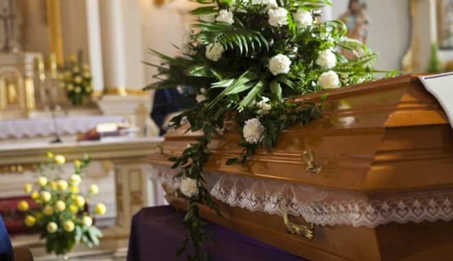 Ισημερινός: Γυναίκα πάλευε να αναπνεύσει μέσα στο φέρετρο κατά τη διάρκεια της κηδείας της