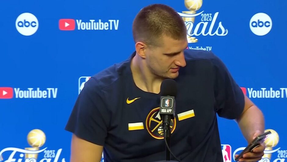 NBA Finals: Ο Γιόκιτς έλεγξε αν του έστειλε “συγχαρητήρια” ο Τζόκοβιτς και, μόλις είδε πόσα μηνύματα είχε, άρχισε να βρίζει