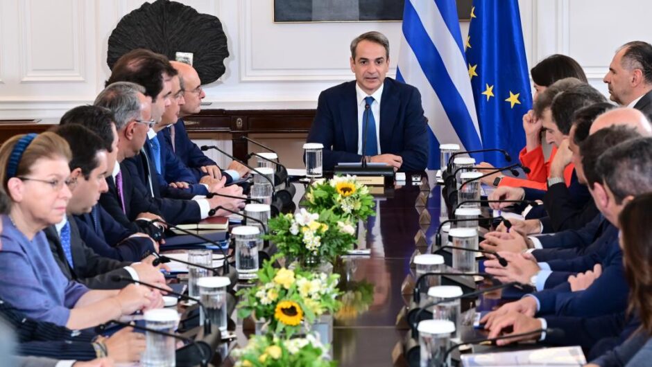 Πυροσβέστες και φαντάροι στο ΕΚΑΒ