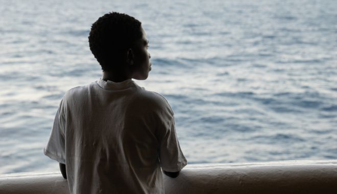 Η ιστορία της Amina θα σε κάνει να καταλάβεις γιατί μπαίνουν σε μια βάρκα κινδυνεύοντας να πνιγούν στη Μεσόγειο