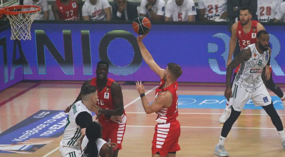 Επεισόδια, διακοπή και… πρωτάθλημα στον Πειραιά