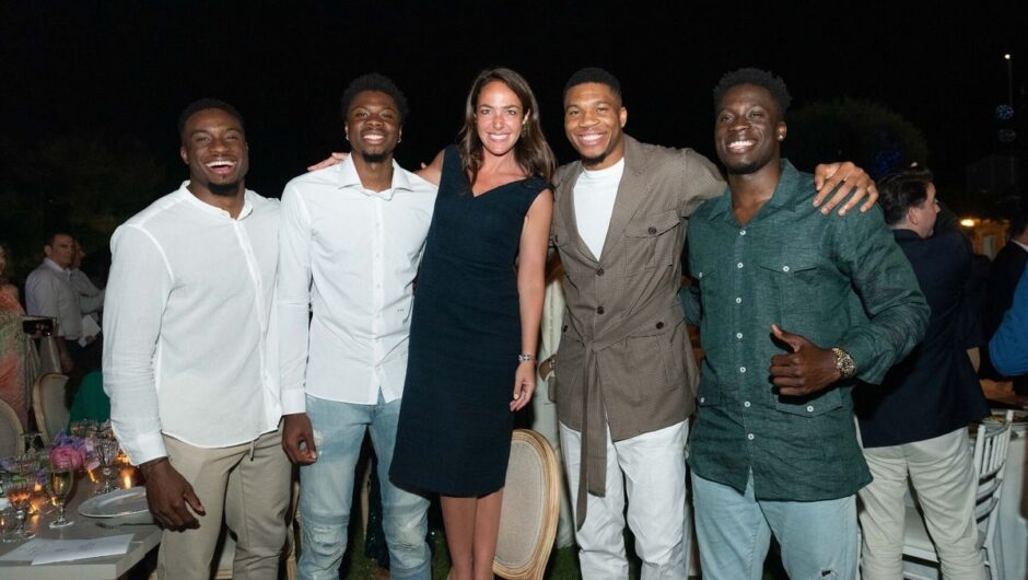 Γιάννης Αντετοκούνμπο: Η Δόμνα Μιχαηλίδου ανέβηκε στην καρέκλα για να φωτογραφηθεί με τους Antetokounbros