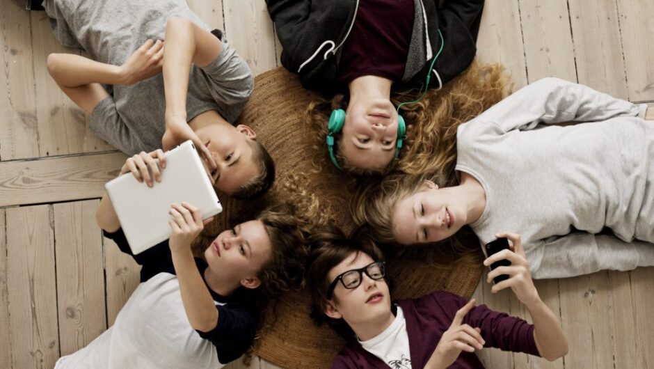 Πώς να «ξεκολλήσετε» έναν έφηβο από την οθόνη του κινητού του – Τρία… σωτήρια tips