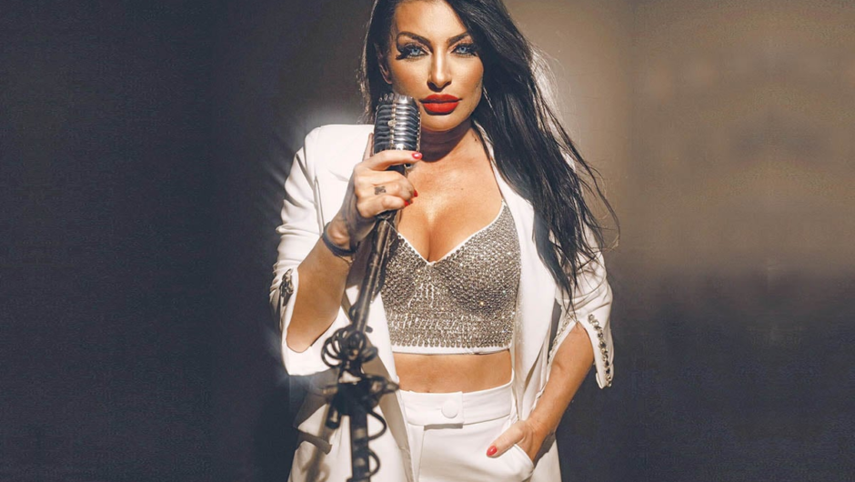 Το πρωί δασκάλα, το βράδυ τραγουδίστρια: Σπάει τα στερεότυπα η Μάνια Ασλάνογλου “Τα παιδιά με βλέπουν σαν σταρ”