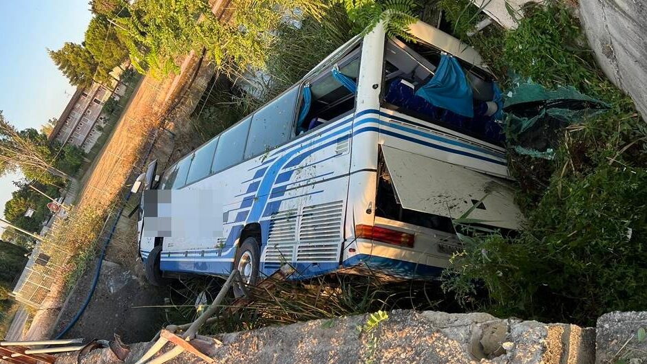 Ζάκυνθος: Τουριστικό λεωφορείο έπεσε μέσα σε γεφύρι στην Αγριλιά