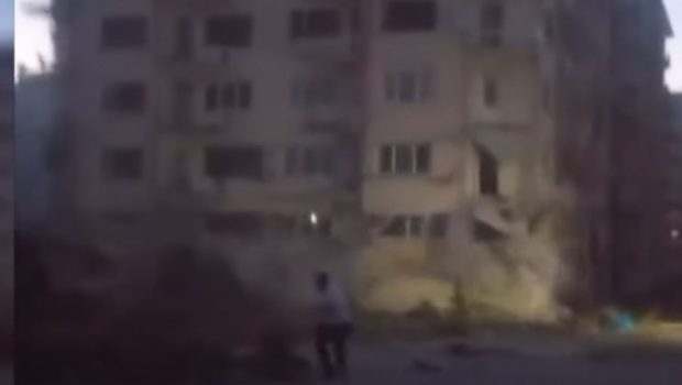 Τουρκία: Η στιγμή που οκταώροφο κτίριο καταρρέει σαν «χάρτινος πύργος» από μία πέτρα