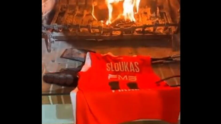 Απίστευτο βίντεο: Άναψε τζάκι καλοκαιριάτικα για να κάψει τη φανέλα του Σλούκα!