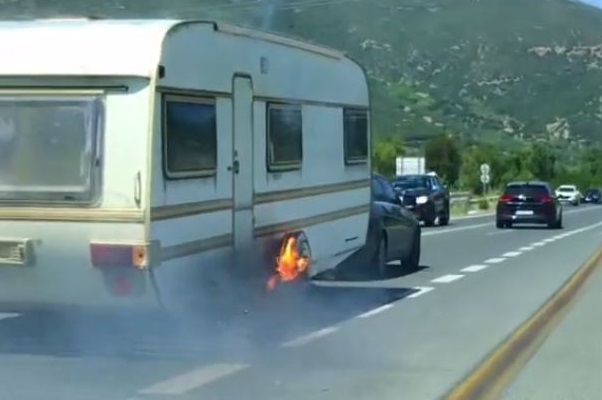 «Με αναμμένα… λάστιχα» – Βίντεο ντοκουμέντο με το φλεγόμενο τροχόσπιτο στα Τέμπη