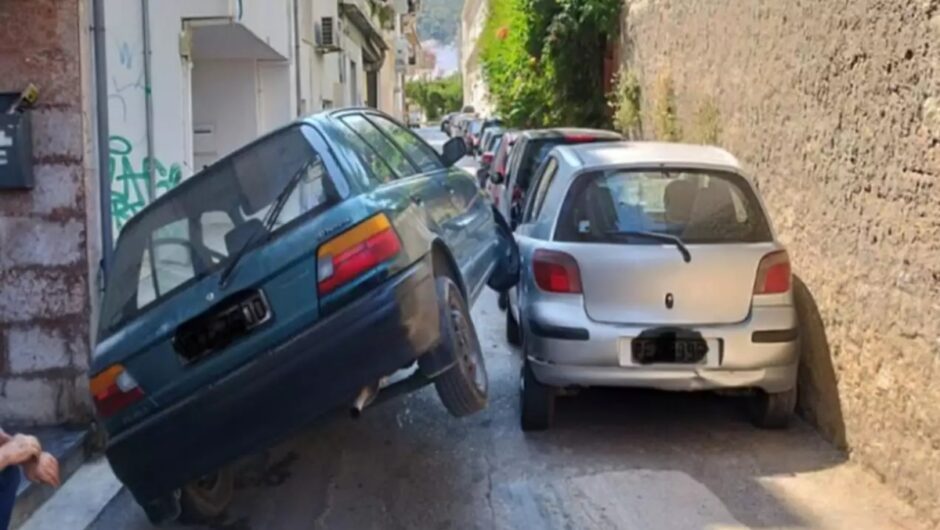 Ρέθυμνο: Απίστευτο τροχαίο – Οδηγός δεν χωρούσε να περάσει σε στενό και «καβάλησε» παρκαρισμένο ΙΧ