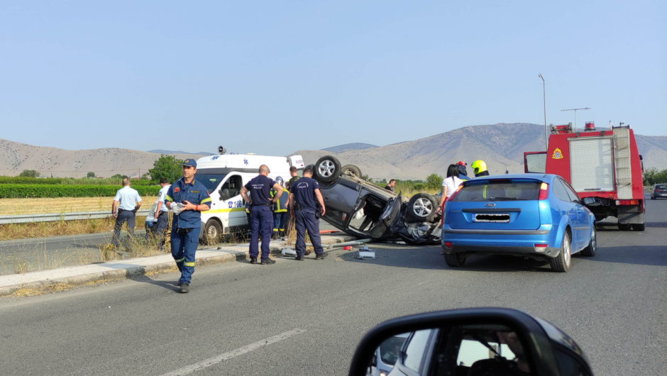 Τροχαίο έξω από τον Τύρναβο: «Τούμπαρε» αυτοκίνητο – Απεγκλωβισμός από την Πυροσβεστική (φωτ.)