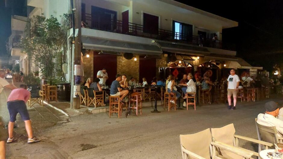 Τρόμος και πανικός στον Πλαταμώνα: Μεγαλόσωμος αδέσποτος σκύλος δάγκωσε άσχημα γνωστό Λαρισαίο την ώρα που απολάμβανε το ποτό του (φωτο)